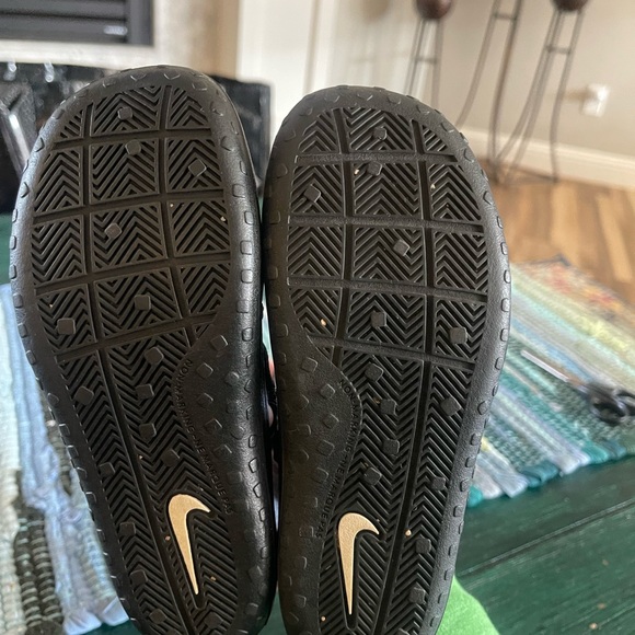 Nike Water Shoe Aqua Shoe with protective toe covering - Picture 3 of 4